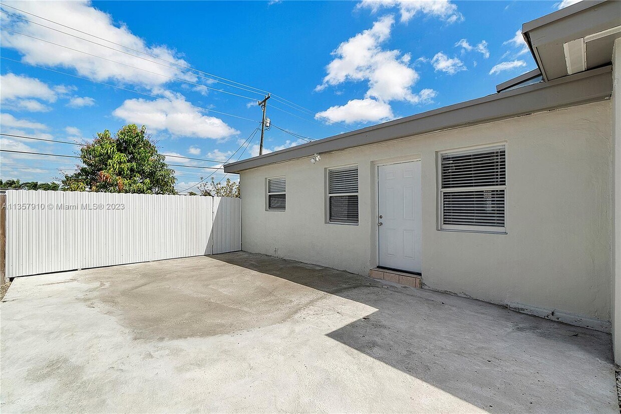 9461 SW 37th St Unit Rear, Miami, FL 33165 Room for Rent in Miami, FL