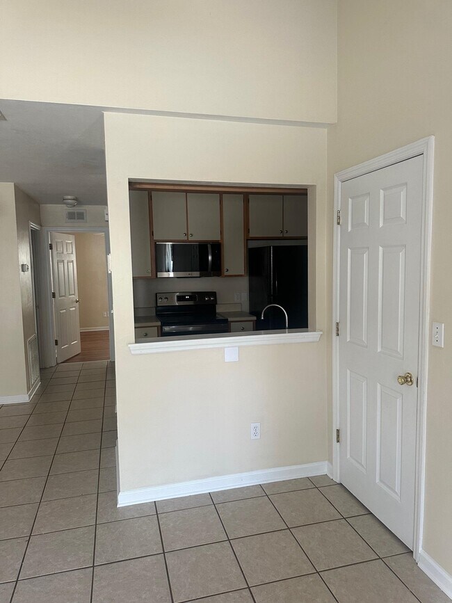 Foto del edificio - 1350 Castelnau Ct