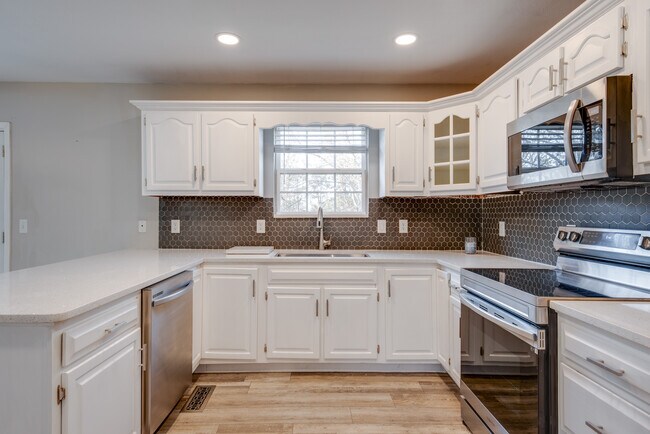 Kitchen - 7143 Tailwinds Dr