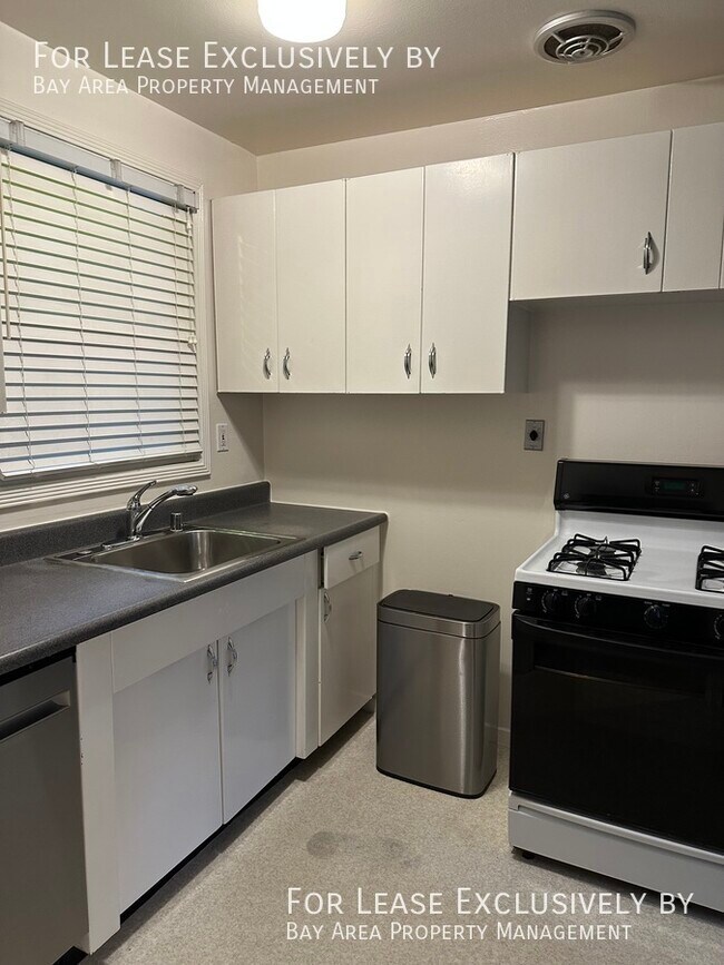 Foto del edificio - 3BR/1.5BA Home located on beautiful street...