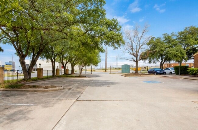 Foto del edificio - 11111 Jones Rd W