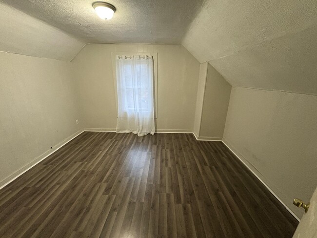 Building Photo - 526 Paine Ave