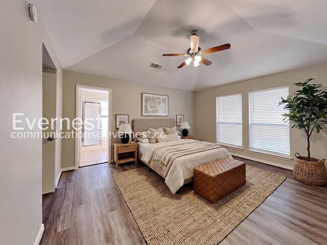 Building Photo - 4 Bed/2 Bath Home with Fenced Yard and Attached Garage / 4 Bed, 2 Bath / Pet-friendly / Available...