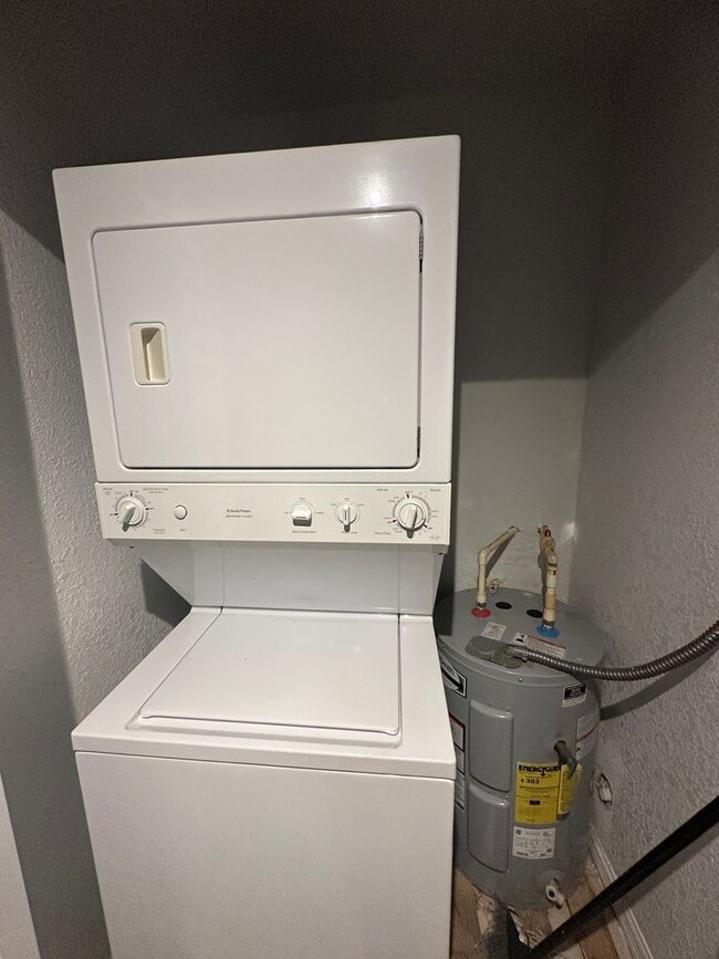 Building Photo - 2 Bedroom Duplex in the heart of Hollywood