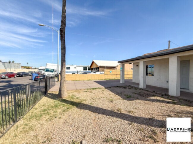 Foto del edificio - $1000 OFF FIRST MONTH RENT MOVE IN SPECIAL! Discover this Charming 5/2 Phoenix House!