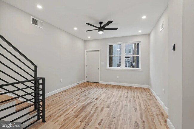 Foto del edificio - 1256 N Myrtlewood St