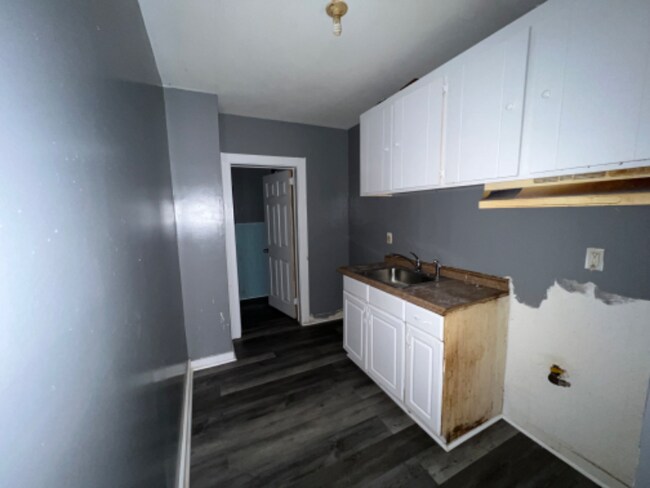 Building Photo - 697 Hallett St