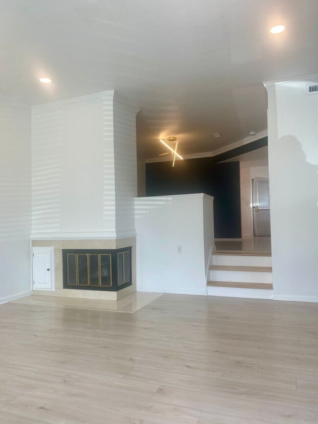 Building Photo - Updated 2 Bedroom Townhome Close to Vandy ...