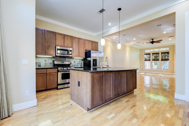 Building Photo - Modern 3 Bedroom // 3.5 Bathroom in the He...
