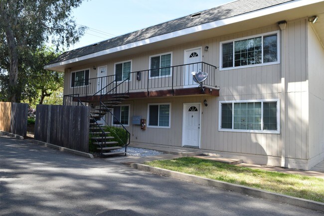 Foto del edificio - 3741 Churn Creek Rd
