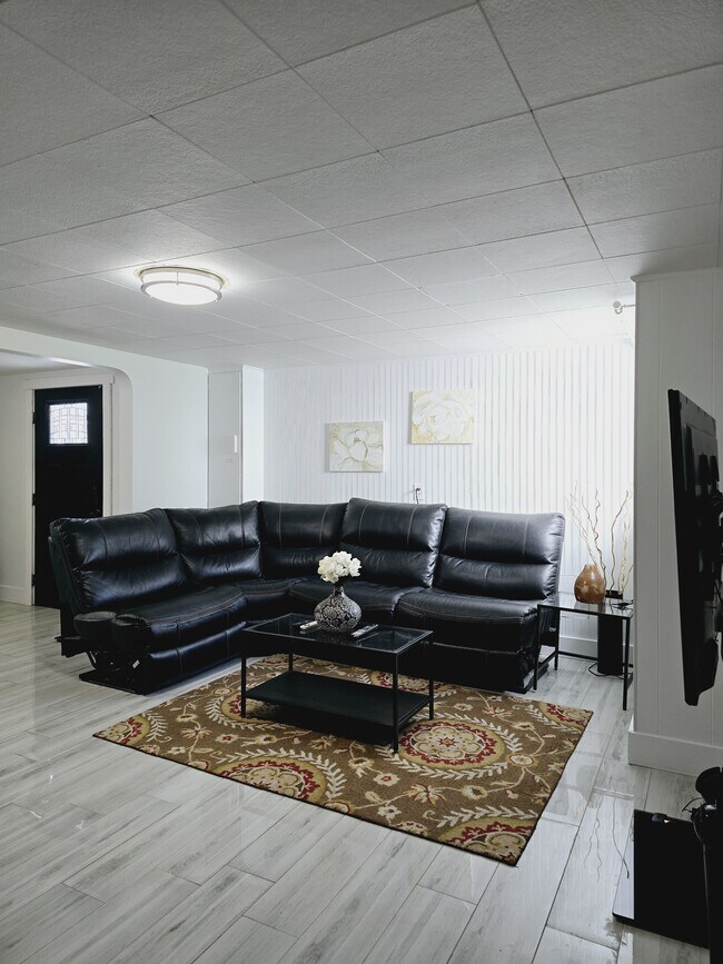 Building Photo - 2845 S Highland Dr