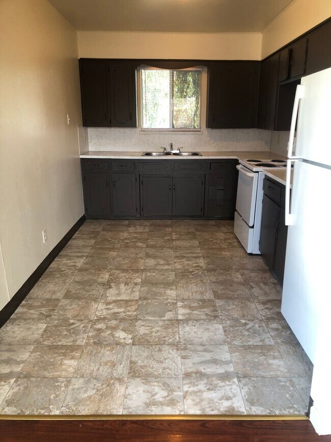 Building Photo - 2 BED/1 BATH - END UNIT WITH CITY VIEW & PET FRIENDLY