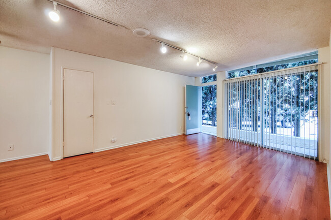 Building Photo - 949 N San Vicente Blvd
