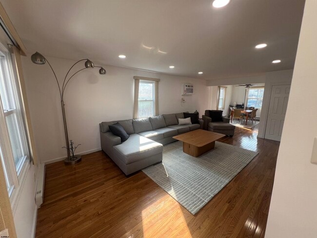 Building Photo - 9709 Monmouth Ave