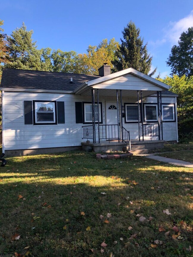 Building Photo - 3 Bedroom single family home