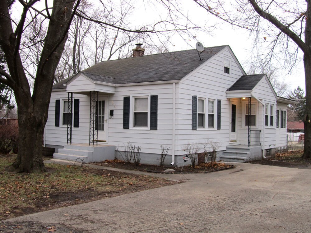 Primary Photo - 3235 Emmaus Ave