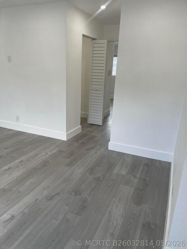 Foto del edificio - 880 NW 8th Ave