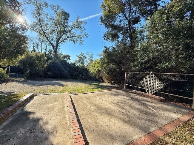 Building Photo - 2/1 Downtown Marianna Apartment