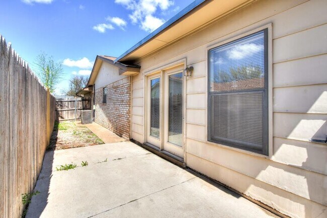 Building Photo - 4 bed 2 bath in OKC!