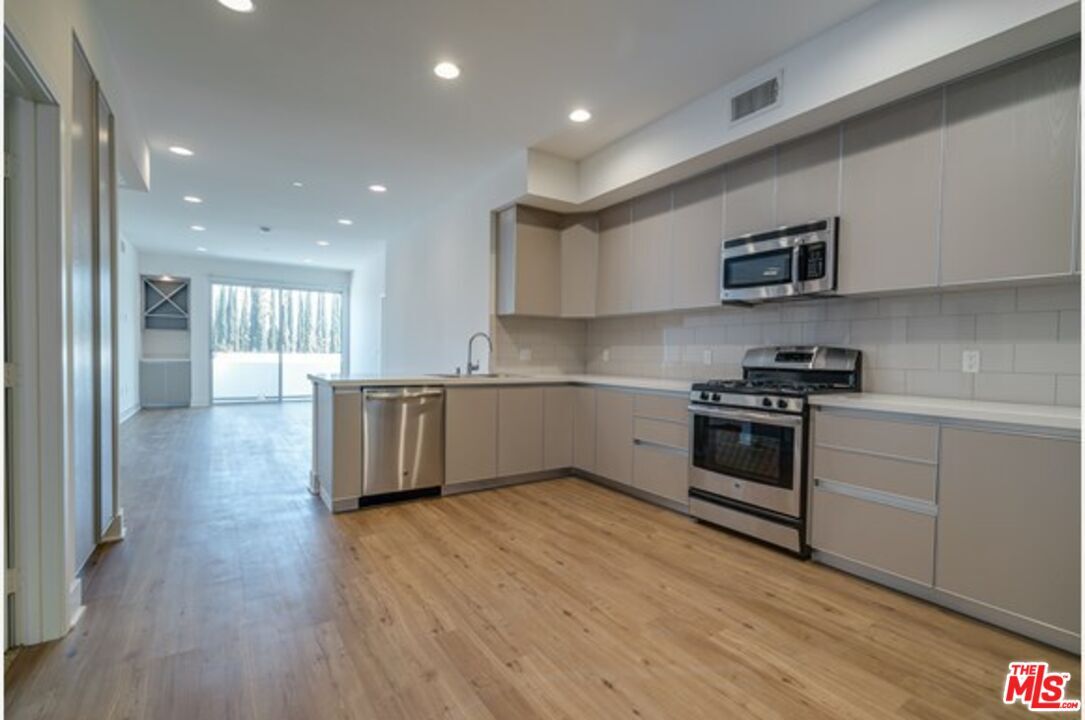 Foto principal - 5302 Sepulveda Blvd