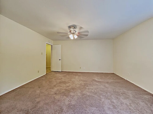 Building Photo - 1236 N Creek Dr