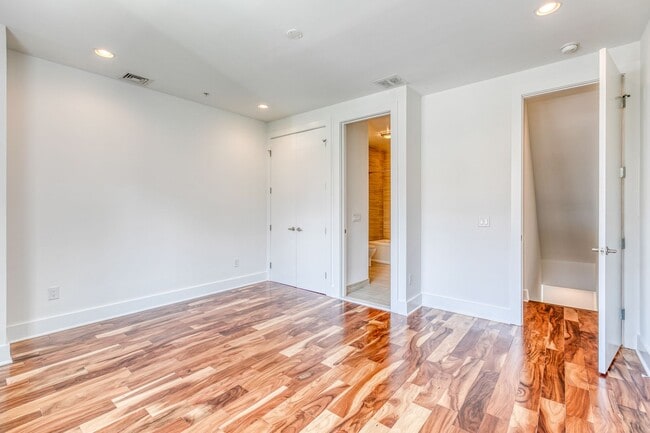 Building Photo - Queen Village Townhome with Parking