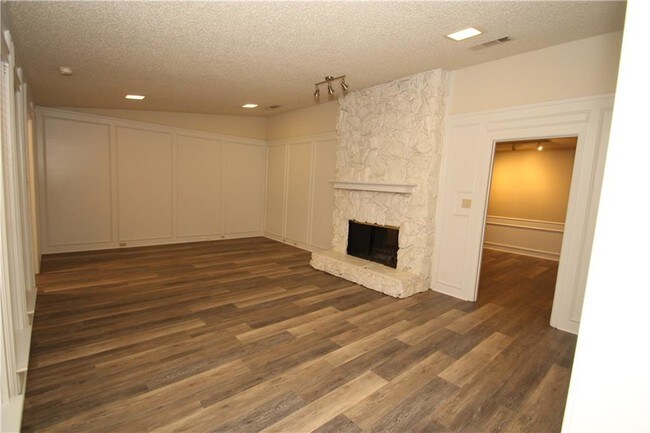 Building Photo - 3940 Los Robles Dr