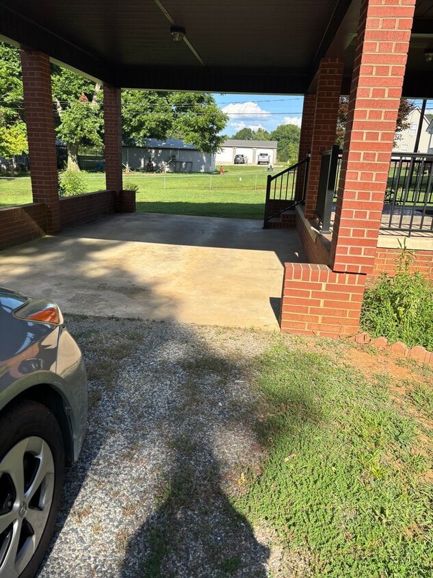 Primary Photo - 2 Bedroom 1 Bath Convenient to I-85