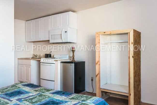 Building Photo - Efficiency studio apartment on North Ave