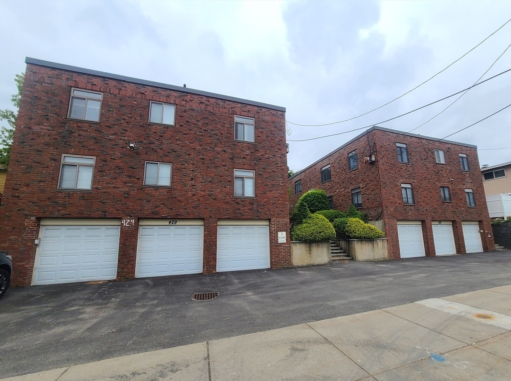 Primary Photo - 425 Newport Ave