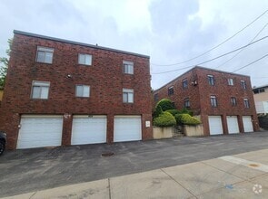 Building Photo - 425 Newport Ave