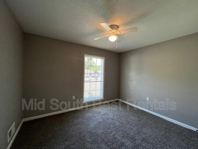 Foto del edificio - 465 Fox Valley Dr