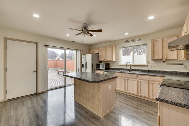 Foto del edificio - Beautiful Two-Story Home for Rent in the C...