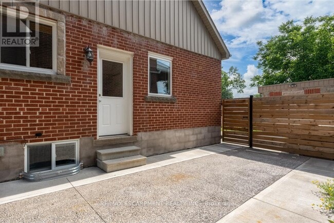 Building Photo - 239 Cloverdale Ave