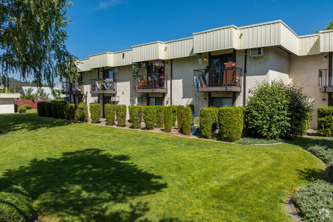 Colfax Square Courtyard - Colfax Sandhill Apartments