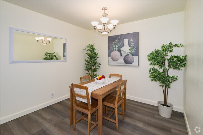 4 habitaciones, 2 baños - 1849 pies cuadrados - Comedor - Fountain Circle Townhomes