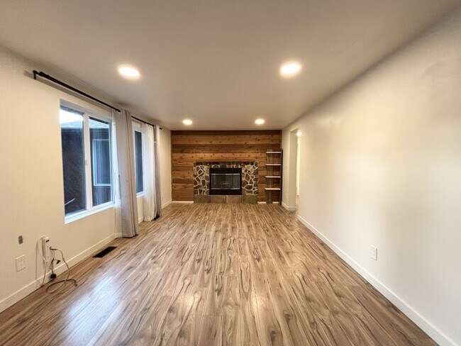 Building Photo - 11299 Woodhill Dr