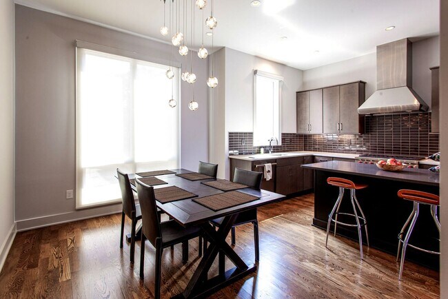 Foto del edificio - Gorgeous 3 BDRM / 3.5 BTH Executive Reside...