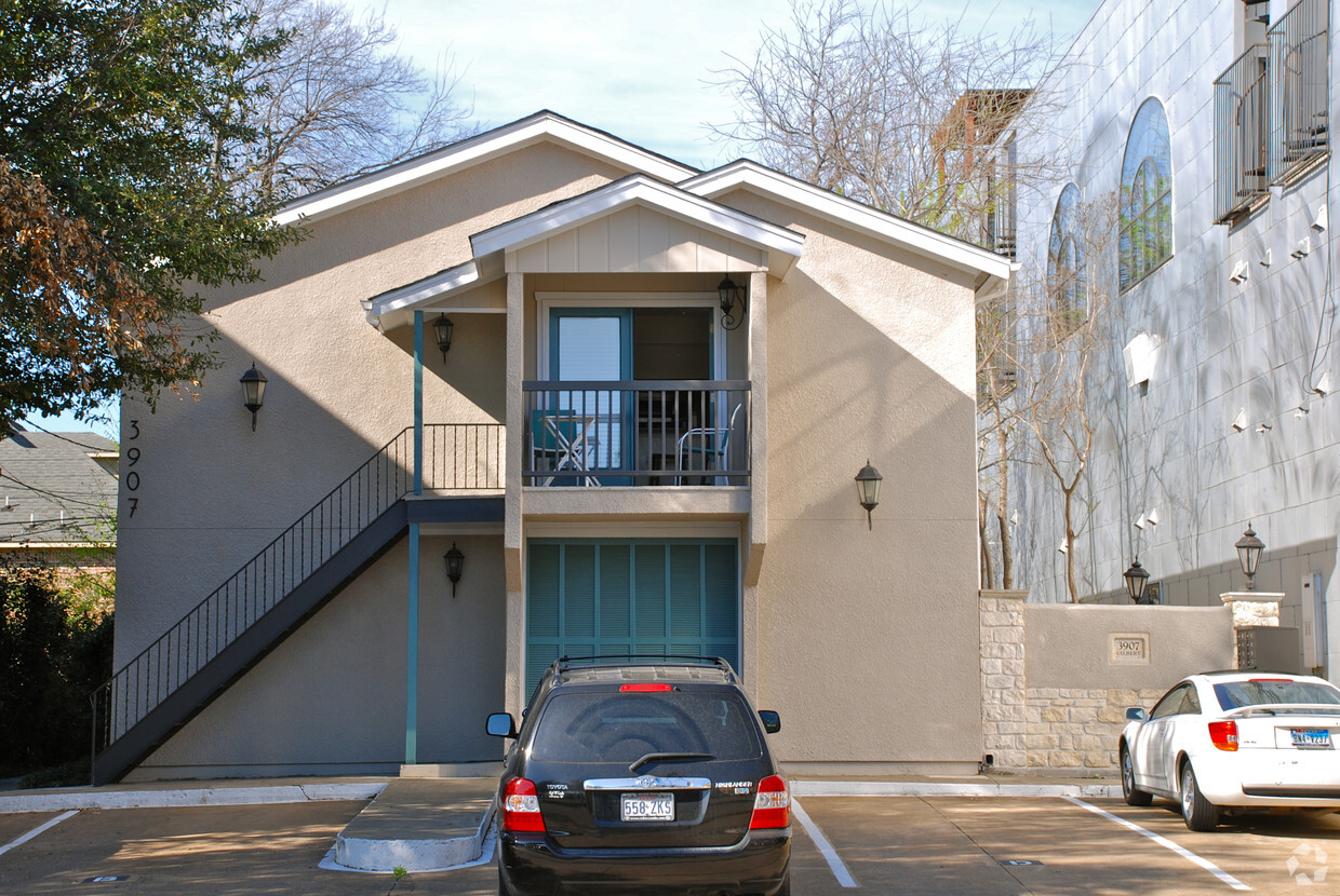 Building Photo - St. Charles Apartments