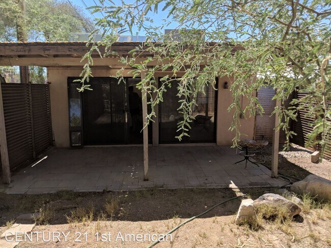 Foto del edificio - Studio, 1 bath House - 147 1/2 N Highland Ave