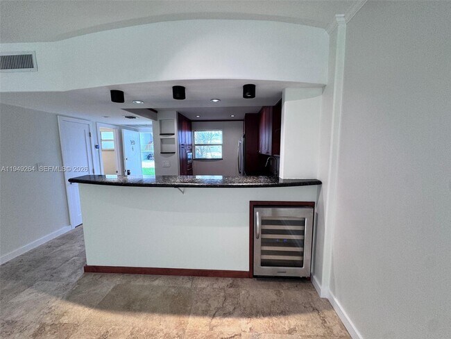 Foto del edificio - 100 Edgewater Dr