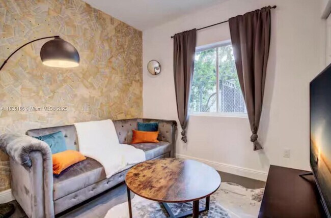 Foto del edificio - 346 NW 35th St