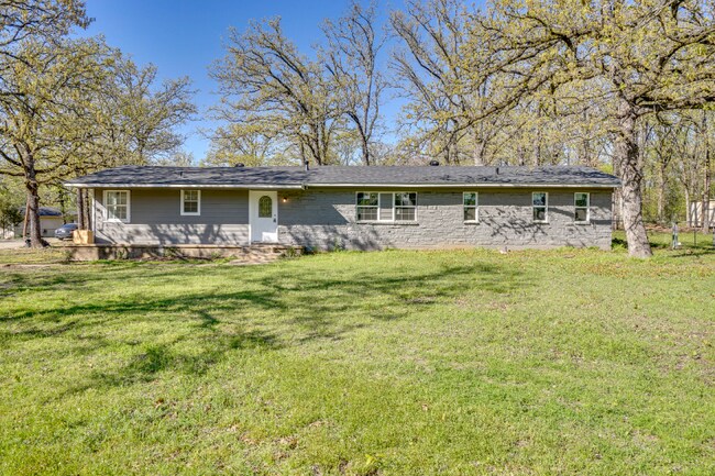 Building Photo - 207 N Oak Dr
