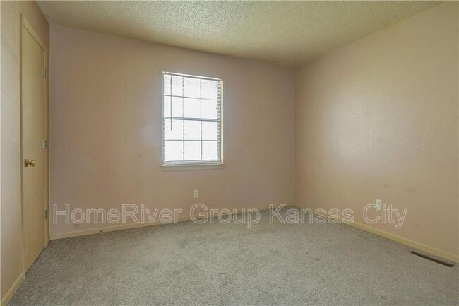 Building Photo - 416 E Pacific Ave