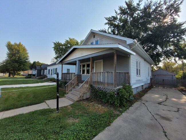 Building Photo - 611 Abrams St