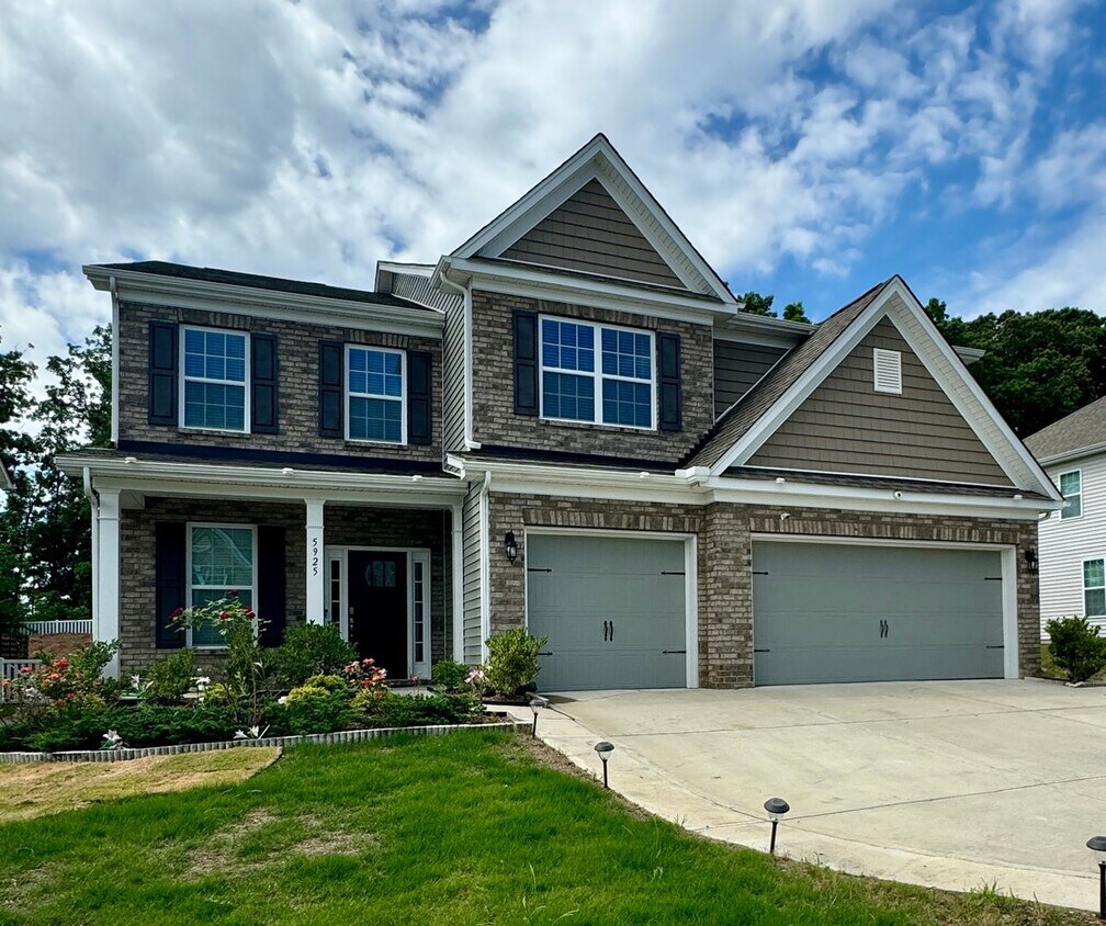 Primary Photo - Spacious 6-Bedroom Home in Austin Corners