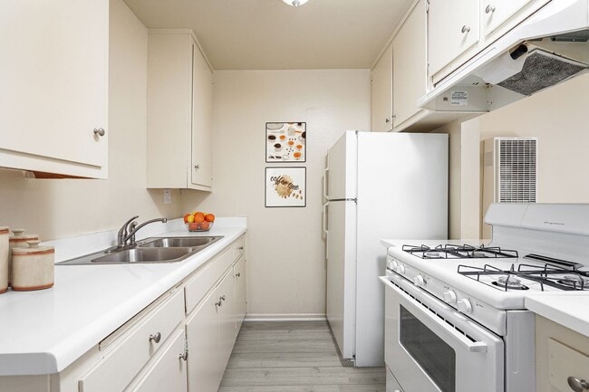 Building Photo - 530 N Wilson Ave