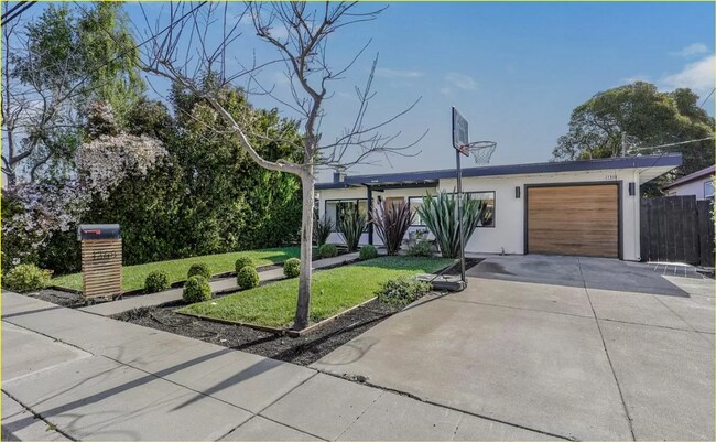 Foto del edificio - Beautiful Remodeled Home in Menlo Park *Walk to Meta Campus*