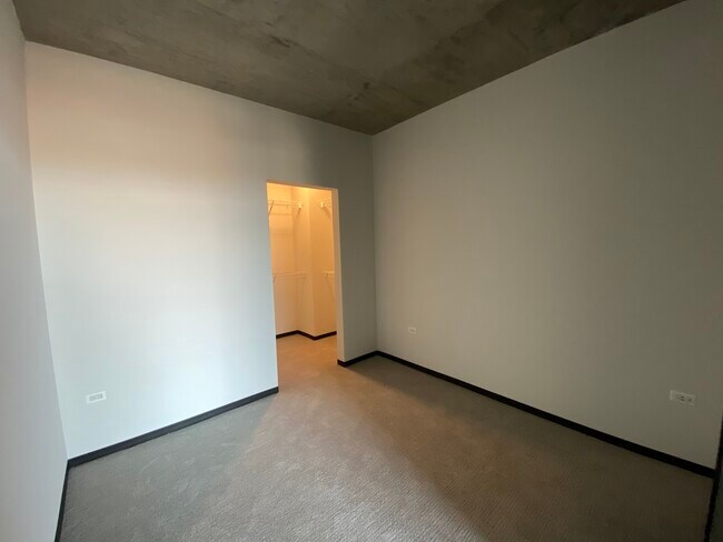Building Photo - 1380 W Randolph St