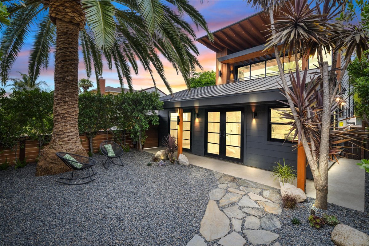 Unidad y patio de noche - 4027 Moore St